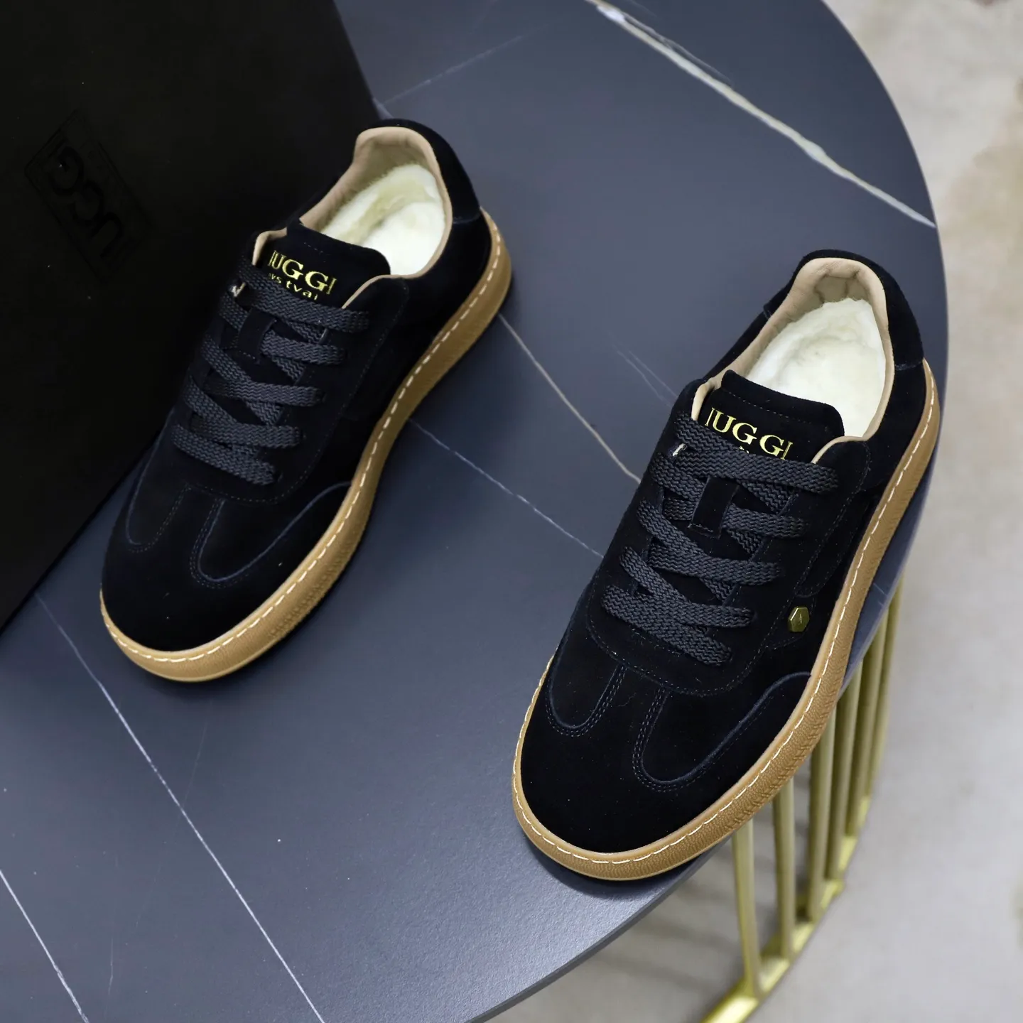 Ex-factory price: 540💰Thick wool imported from Australia Brand: UGG genuine purchase Size: 39-44 Grade: Official website 1:1 Material: First layer of genuine leather waterproof and antifreeze upper Real wool lining Original non-slip soft wear-resistant outsole Style category: Men's casual shoes Trendy style Comfortable on the feet Color: Official website color synchronization